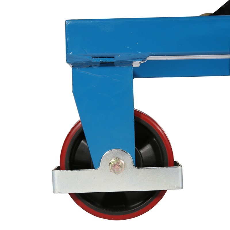 Zoom sobre una rueda de la mesa elevadora azul con manivela 300kg