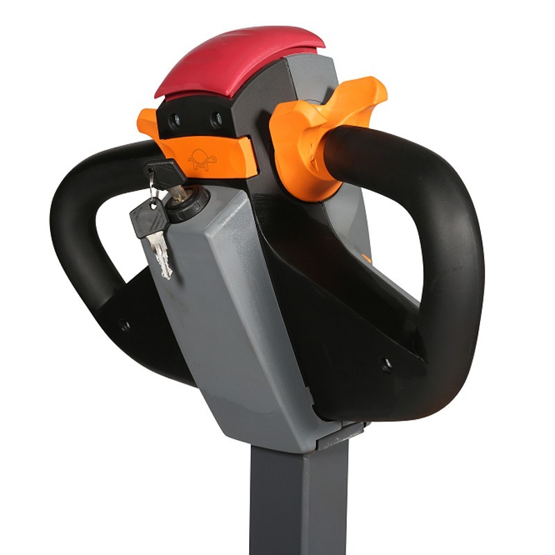 Zoom sobre el timón de la transpaleta eléctrica 1500kg horquilla 1800mm