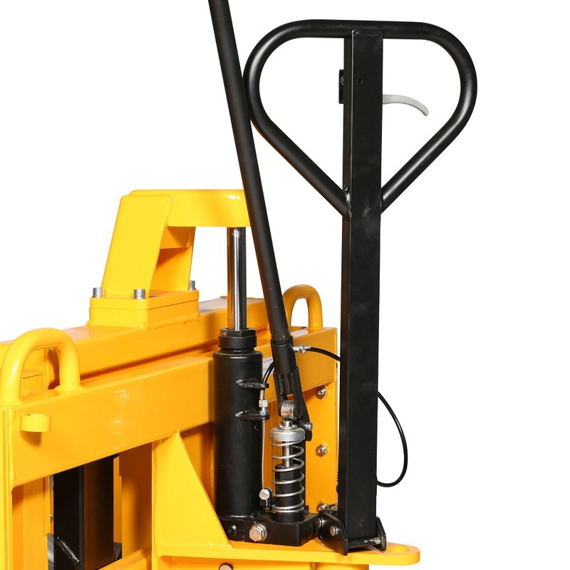 Zoom sobre el timón de la transpaleta manual todo terreno 1200kg