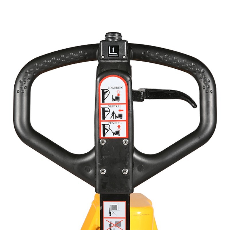 Zoom sobre el timón de la transpaleta manual de gran elevación 1500kg