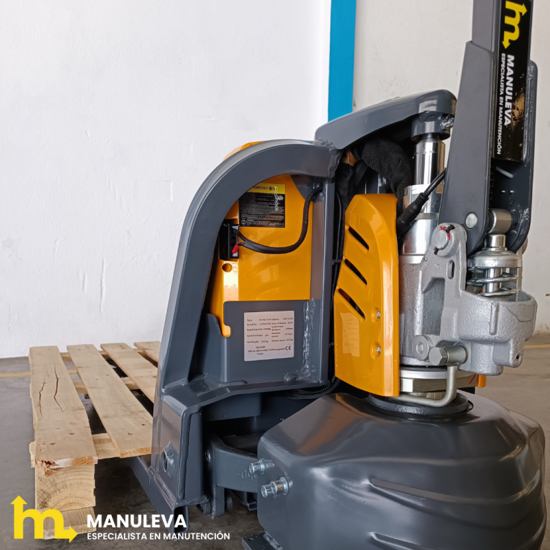 Zoom sobre la bomba hidráulica y el motor de la transpaleta eléctrica 1500kg