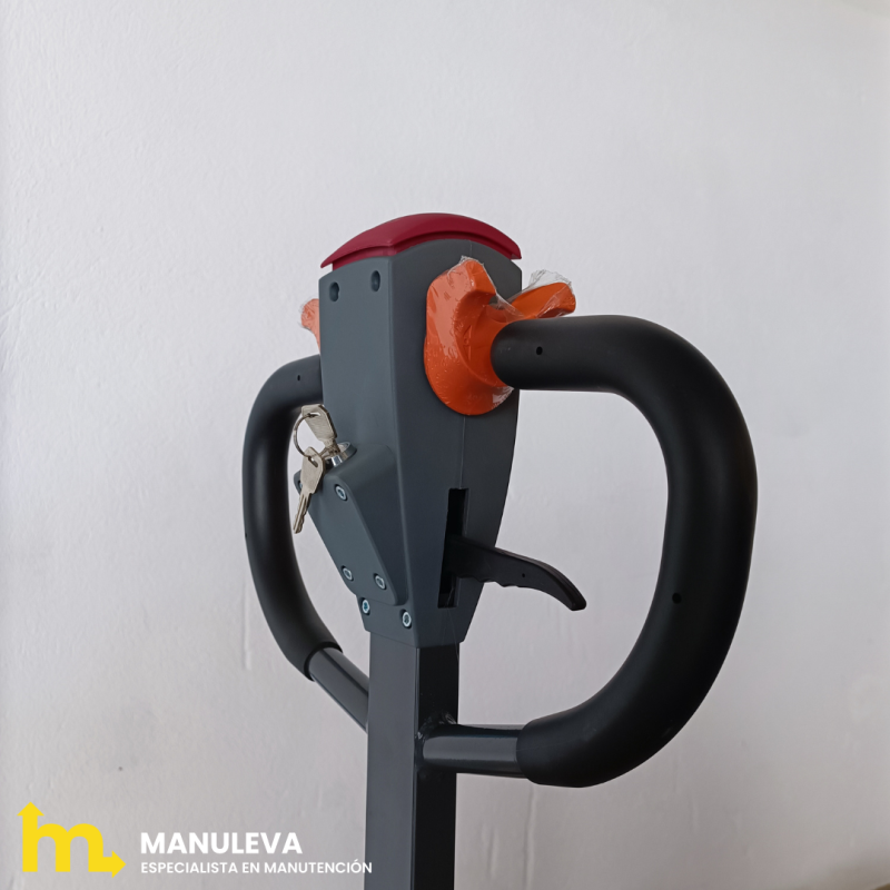 Vista desde 3/4 del timón de la transpaleta eléctrica Batería litio 40 Ah