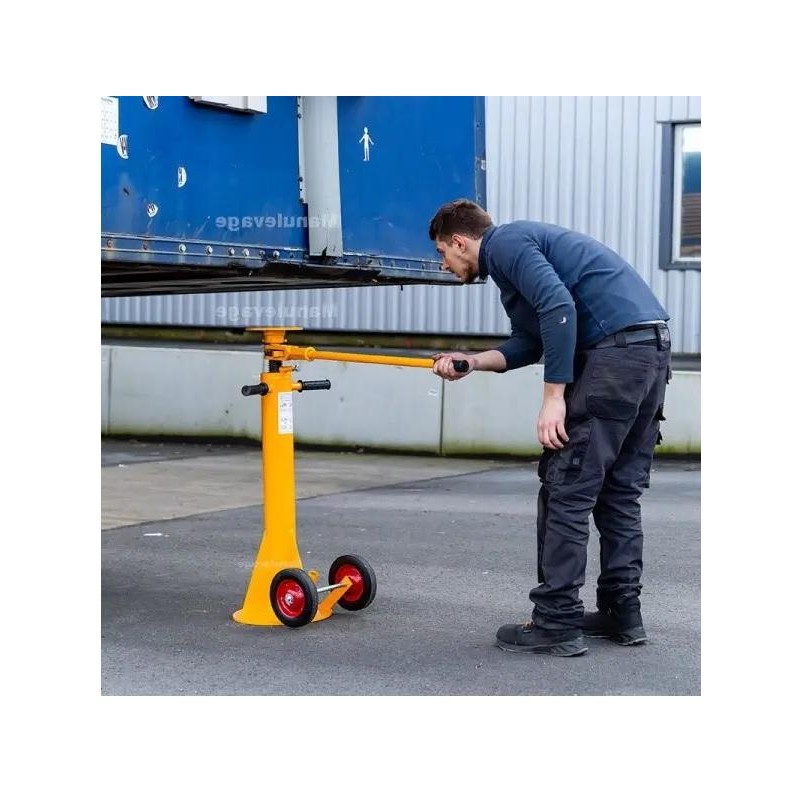 Soporte de seguridad 18 toneladas bajo un remolque en acción con una persona