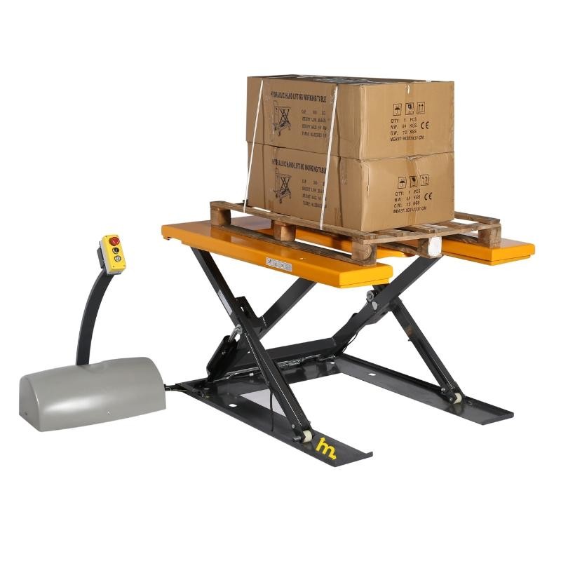 Mesa elevadora en E 220V en posición alta con palet y mercancía