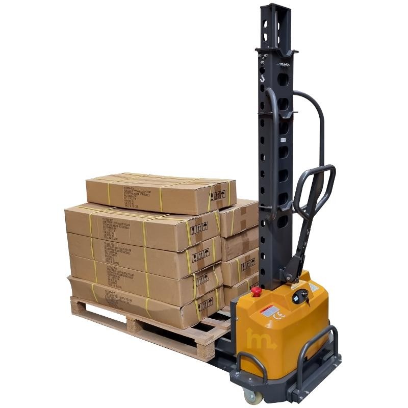 Apilador Autoportante 1500 mm posición baja con un palet.