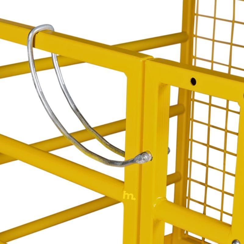 Zoom en el cerrojo de la jaula de seguridad para carretilla elevadora