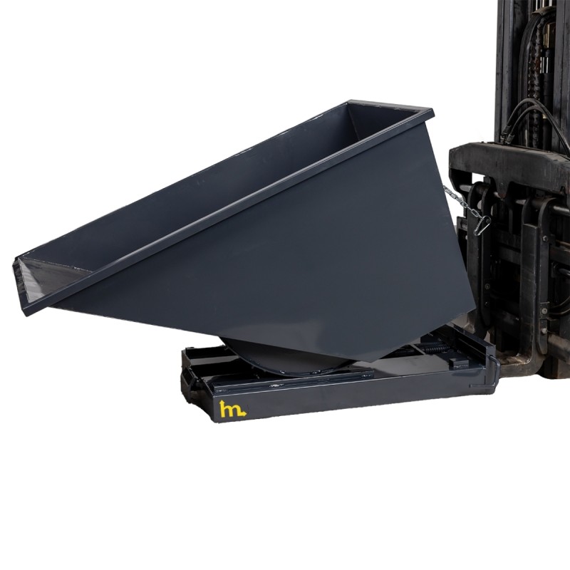 Vista de 3/4 de la tolva autobasculante gris 600L en proceso de balanceo con carretilla elevadora