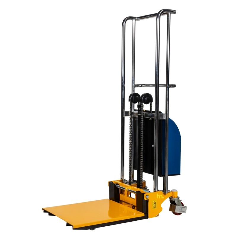 Vista trasera de 3/4 del apilador semi eléctrico 1500mm 400kg con plataforma baja