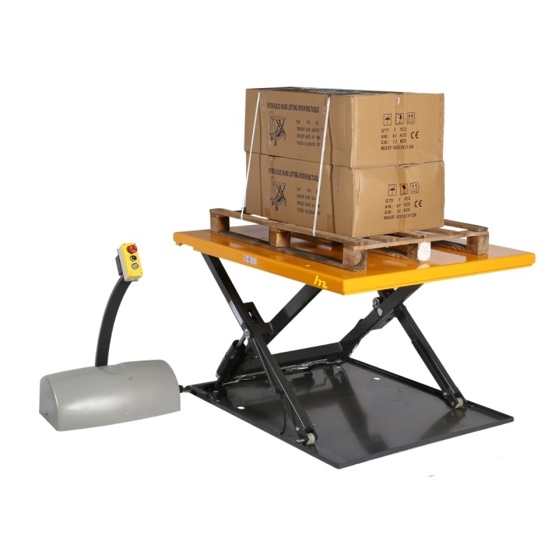 Vista desde 3/4 de la mesa elevadora extraplana 380V con mercancías y plataforma alta