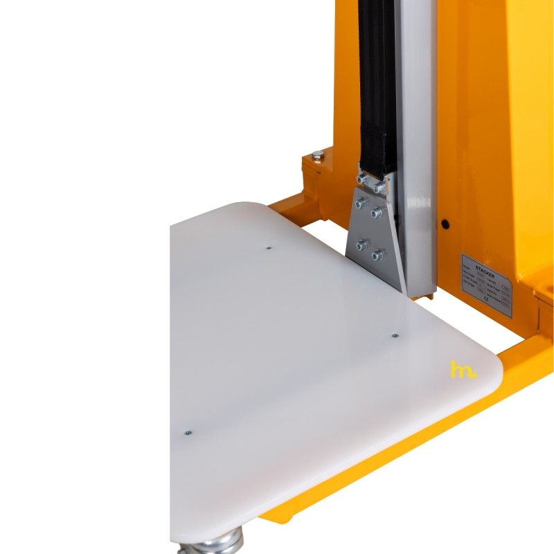 Zoom sobre la plataforma del Apilador Semi Eléctrico 150Kg - Puesto de trabajo