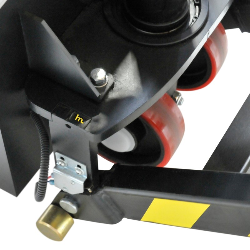 Zoom a las ruedas de timón de la Transpaleta elevadora eléctrica bicilíndrica Elevación 800 mm