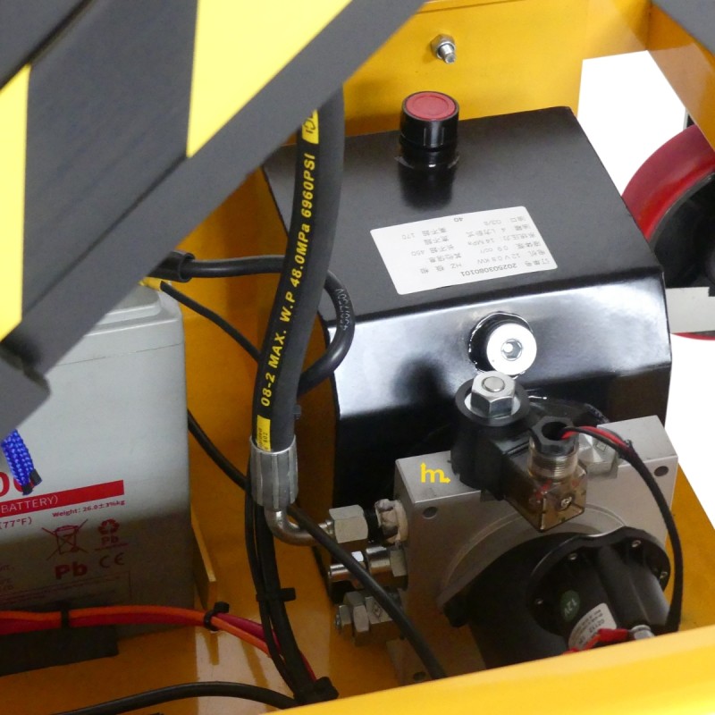 Vista de la batería de la mesa elevadora móvil semieléctrica 1000 kg - plataforma: 1200 x 800 mm