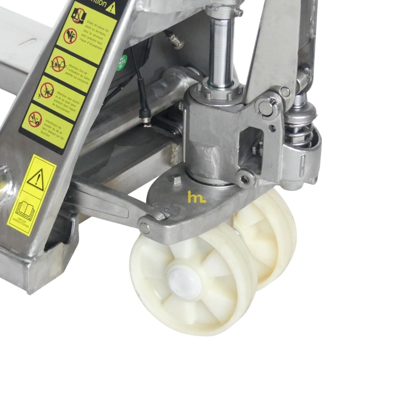 Vista de las ruedas de la transpaleta con bascula INOX 304 - 2000 kg - Precisión 0,1%