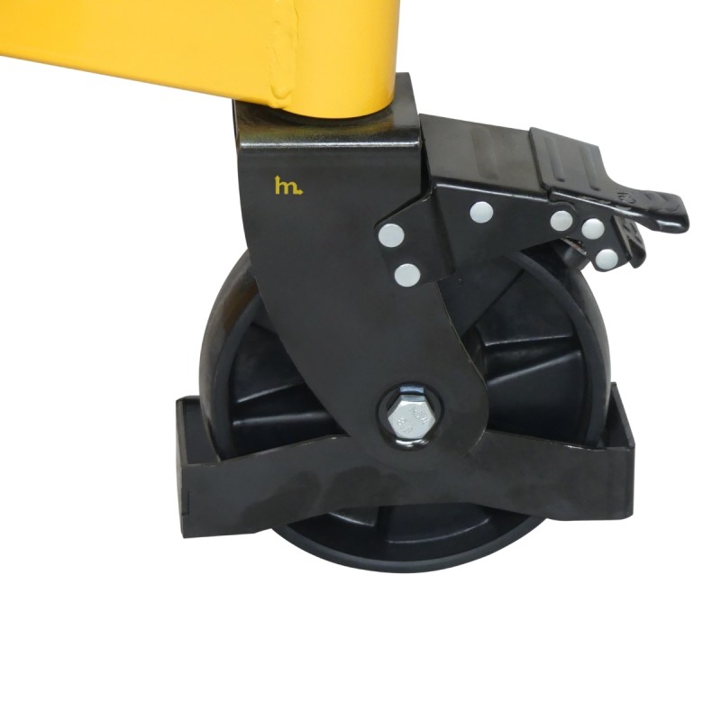 Vista delle ruote del sollevatore ribaltatore di fusti 450kg - forche distanza 850 mm per pallet - sollevamento 2100 mm