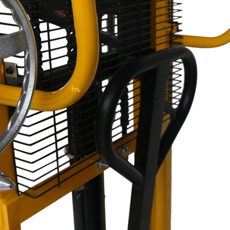 Vista del timon del apilador Volteador de bidones 450kg - Uñas separación 850 mm para palets - Elevación 2100 mm