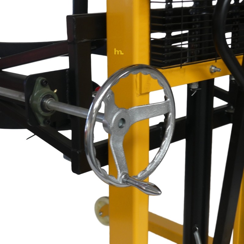 Vista della manovella del sollevatore ribaltatore di fusti 450kg - forche distanza 850 mm per pallet - sollevamento 2100 mm
